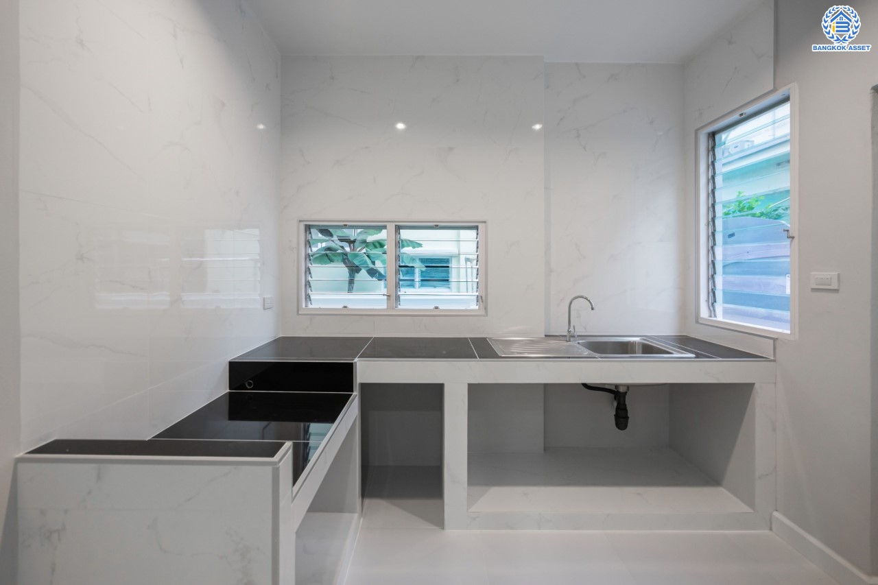 บ้านมือสองตกแต่งใหม่ ม.นันทวัน พระราม5 ตกแต่งหรูหรา หลังใหญ่กว่า 64 ตร.ว. ฟังก์ชันจัดเต็ม 3 ห้องนอน 3 ห้องน้ำ 1 ห้องอเนกประสงค์ จอดรถได้ 2 คัน พร้อม Living Room รองรับทุกความสุข ทำเลเดินทางสะดวก ใกล้ทางด่วน "กาญจนาภิเษก" และรถไฟฟ้าสายสีม่วง "สถานีบางรักใหญ่"